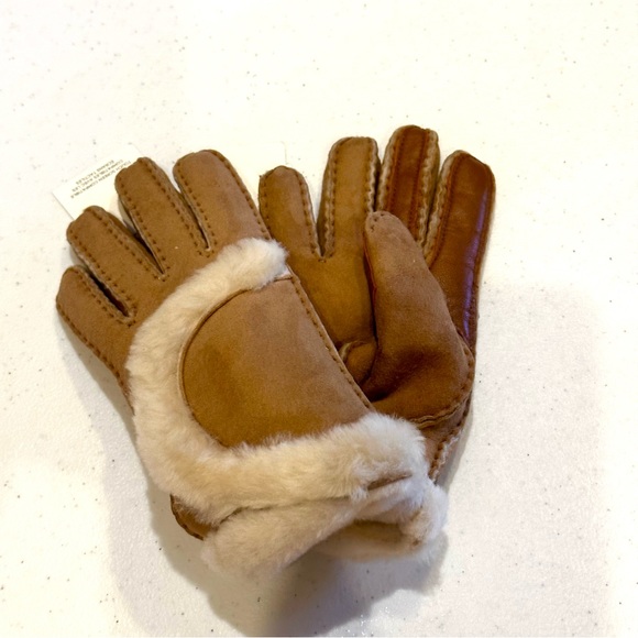 NWT UGG Gloves w/ touch screen compatible - size Small- Chestnutt w/ shearling - Picture 6 of 10